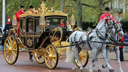El rey Carlos III y la reina consorte Camila viajarán cómodos hasta la Abadía de Westminster en el Diamond Jubilee State Coach, el más moderno de la realeza británica