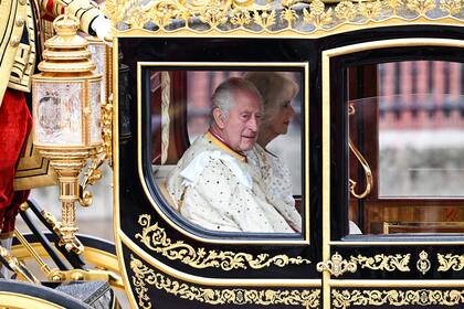 El Rey Carlos III y la Reina consorte Camilla, rumbo a la Abadía de Westminster