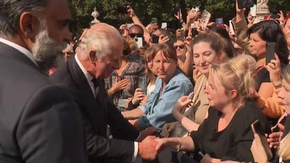 El rey Carlos llega al Palacio de Buckingham