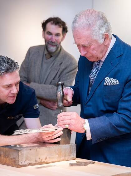 El rey Carlos martilló el sello en la plata utilizada en la cruz.