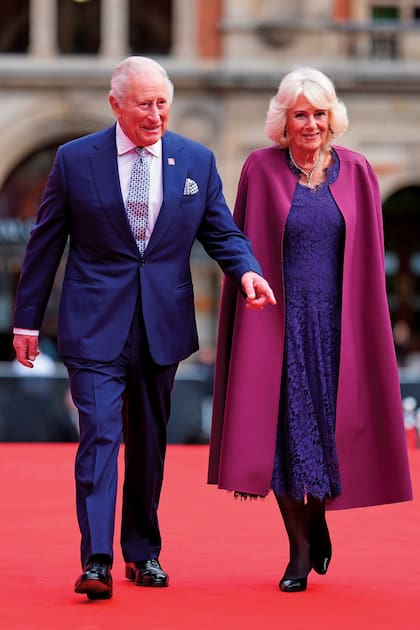 El rey Carlos vistió un traje azul y
corbata a tono; su mujer, Camilla,
optó por un vestido en tono magenta
de su diseñadora favorita, Fiona
Clare, y una capa de Dior. De su joyero
personal, llevó un fabuloso collar de
diamantes en forma de serpiente,
pendientes de amatistas que forman
parte del demi-parure de la duquesa
de Kent. Estas joyas datan del siglo
XIX y pertenecieron originalmente a
la madre de la reina Victoria, siendo
de las piezas más antiguas de la
colección real británica