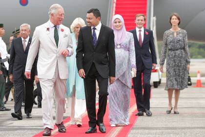 El rey Carlos y su esposa son acompañados por el príncipe Haji Al-Muhtadee Billah, príncipe heredero de Brunéi, y su esposa Sarah (tercera derecha), a su llegada a Brunéi durante una gira de otoño de 11 días por Asia el 2 de noviembre de 2017 en Brunéi Darussalam.