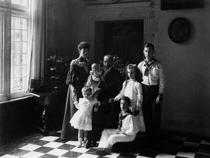 El rey Constantino I y la reina Sofía con sus cinco hijos: Jorge, Alejandro, Elena, Pablo e Irene. Los tres varones fueron reyes de Grecia