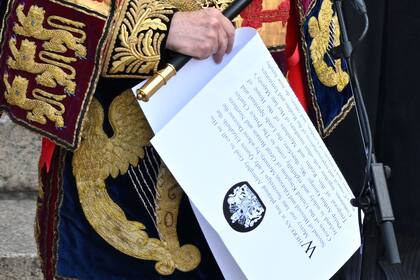 El Rey de Armas de Clarenceux, Timothy Duke, sostiene la Proclamación secundaria después de proclamar al nuevo Rey Carlos III, en el Royal Exchange