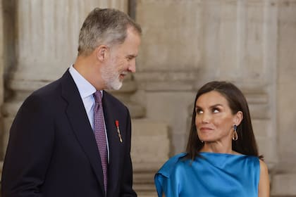 El rey de España Felipe habla con la reina Letizia mientras asisten a las conmemoraciones del décimo aniversario de la proclamación del rey de España Felipe VI en el Palacio Real de Madrid, España, el miércoles 19 de junio de 2024.