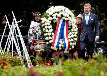 El rey de Holanda, Guillermo Alejandro (d), deposita una corona de flores durante el Día Nacional de Conmemoración de la Esclavitud en el Oosterpark, Ámsterdam, el 1 de julio de 2023.