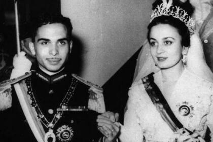 El rey de Jordania Huséin I se casó cuatro veces y tuvo 12 hijos con sus esposas; la primera de ellas fue Dina (en la imagen), con quien estuvo unido durante dos años, entre 1955 y 1957