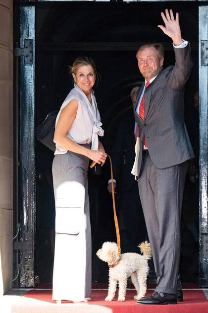 El rey de los Países Bajos y Mambo, el inseparable caniche de la familia real, reciben a Máxima, recién llegada de su jornada militar.