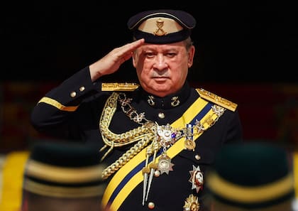 El rey de Malasia, el sultán Ibrahim Iskandar, saluda a la guardia de honor durante una ceremonia de bienvenida en el Palacio Nacional de Kuala Lumpur, el 31 de enero de 2024.