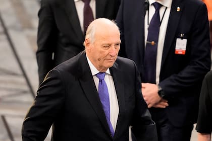 El rey de Noruega, Harald V, sale del salón al finalizar la ceremonia de los premios Nobel en el ayuntamiento de Oslo, Noruega
