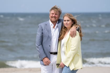El rey de Países Bajos Willem-Alexander y su hija, la princesa Amalia, posan para los medios de comunicación en La Haya, Países Bajos, el viernes 30 de junio de 2023. 