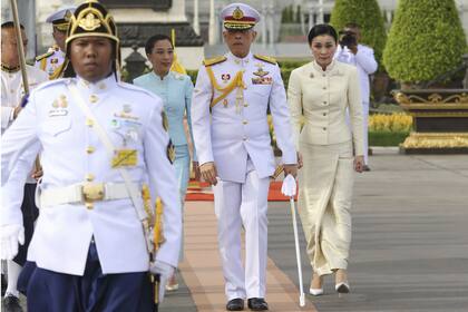 El rey de Tailandia, la reina y su hija, la princesa Bajrakitiyabha, llegan para rendir homenaje a la estatua del rey Chulalongkorn delante de la coronación real en el Plaza Real