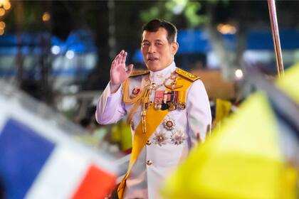 El rey de Tailandia Maha Vajiralongkorn (Rama X) saluda a los partidarios monárquicos en Sanam Luang frente al Gran Palacio. (Guillaume Payen/Anadolu Agency vía Getty Images)