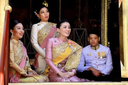 El rey de Tailandia se casó con una exazafata que hoy es la reina Suthida