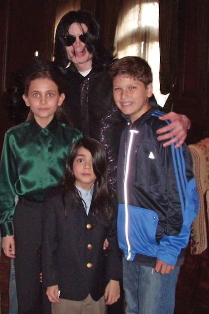 El Rey del Pop junto a sus hijos en la residencia Jackson Holmby Hills en Westwood, California, en 2008.