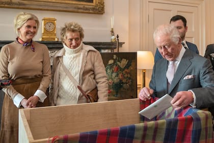 El Rey deposita en la caja de roble una carta de puño y letra para las futuras generaciones
sobre dos temas que le preocupan: el ambiente y la educación. Rod Stewart y su mujer, Penny
Lancaster, embajadores de The King´s Foundation, observan con atención.