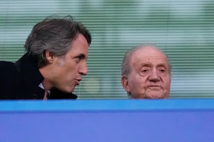 El rey emérito Juan Carlos de España, a la derecha, en el partido de fútbol de vuelta de cuartos de final de la Liga de Campeones entre el Chelsea y el Real Madrid en el estadio Stamford Bridge de Londres, el martes 18 de abril de 2023.