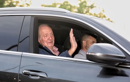 El rey emérito Juan Carlos I a su salida de Madrid con dirección Abu Dhabi tras su visita a España, a 23 de mayo de 2022, en Madrid (España). 