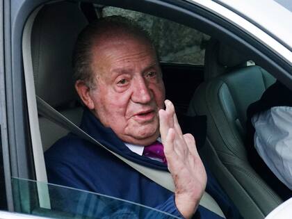 El rey emérito Juan Carlos I saluda en su visita a España