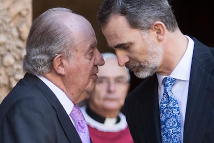 El rey emérito Juan Carlos I y su hijo, el rey de España, Felipe VI