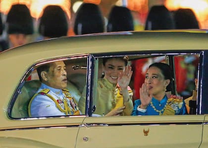 El rey, en 2020, en uno de sus Rolls-Royce. Los autos y los aviones son las grandes pasiones de Maha. También las mujeres. Se casó cuatro veces y tiene varias concubinas. En la foto, el monarca va acompañado por la reina Suthida y la princesa Bajrakitiyabha.