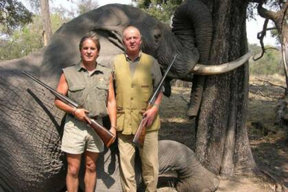 El Rey Juan Carlos posa con su rifle y el elefante que cazó en Africa