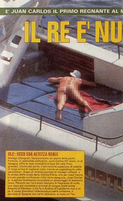 "El Rey está desnudo", tituló Novella 2000. En total, publicó 4 imágenes, incluida una donde se lo ve de frente.
