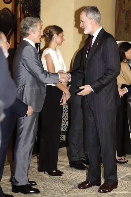 El Rey estrecha la mano de Alfonso Díez, el viudo de la duquesa de Alba. Detrás de ellos, Amina Martínez de Irujo