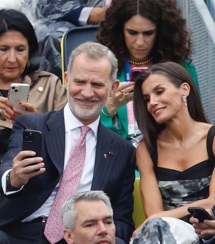 El rey Felipe fue el encargado de plasmar distintos momentos de la Ceremonia de Apertura con su celular. Así se lo vio junto a la reina Letizia