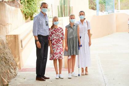 La familia real con sus tapabocas, en un país donde hasta el 10 de mayo, 72,3% de los casos tenía al menos un síntoma de la enfermedad y, desde el 11 de mayo, la proporción de los que tenían síntomas disminuyó hasta 56%