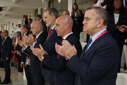El rey Felipe miró el partido desde un palco junto al presidente de FIFA, Gianni Infantino. Foto: CASA DE S.M. EL REY