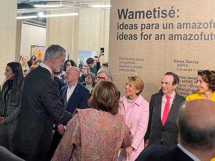 El rey Felipe saluda a la coleccionista Patrizia Sandretto Re Rebaudengo en la entrada de la sección "Wametisé: ideas para un amazofuturismo"