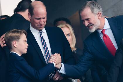 El rey Felipe saluda al príncipe George ante la atenta mirada de su padre, el príncipe William, en el palco que compartieron durante la final de la Eurocopa.