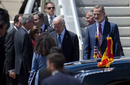 El Rey Felipe VI (d), recibe al presidente de EEUU, Joe Biden (i), a su llegada a la base aérea de Torrejón de Ardoz, a 28 de junio de 2022, en Torrejón de Ardoz, Madrid (España)