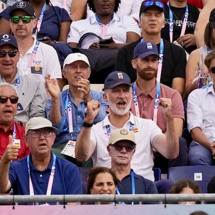 El rey Felipe VI de España apoyó al equipo desde las gradas. Como Príncipe de Asturias, supo ser portador de la bandera olímpica en Barcelona 1992 y competir en el equipo de vela