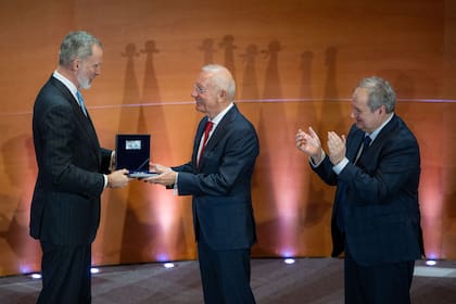 El Rey Felipe VI; el presidente y fundador de Mango, Isak Andic, y el ministro de Industria y Turismo, Jordi Hereu, durante el acto de entrega del VIII Premio Reino de España a la Trayectoria Empresarial (Iese), en el IESE Business School Barcelona Campus Norte, a 18 de marzo de 2024, en Barcelona
