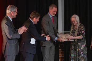 El rey Felipe VI entregó a Sharon Olds el primer premio internacional de poesía Joan Margarit