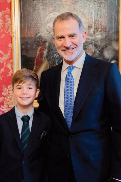 El rey Felipe VI feliz con su ahijado, el príncipe Vincent, tercer hijo de Mary y Federico.