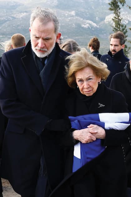 El rey Felipe VI intenta consolar
a su madre, la reina Sofía, devastada por la muerte de su hermana. Ella,
emocionada, abraza la bandera que momentos antes cubría el ataúd