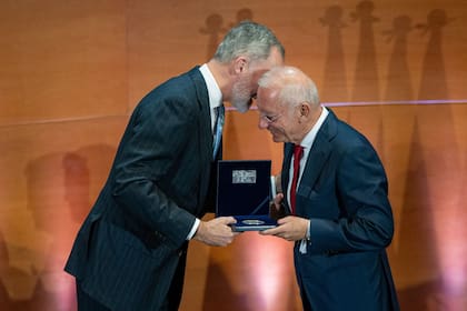 El rey Felipe VI otorgándole el Premio Reino de España a la Trayectoria Empresarial a Andic