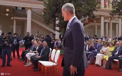 El rey Felipe VI saluda a mandatarios, incluido Javier Milei, durante la toma de posesión de Nayib Bukele. 