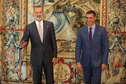 El rey Felipe VI y el presidente del gobierno, Pedro Sánchez, a su llegada a su reunión en el Palacio de la Almudaina, a 2 de agosto de 2022, en Palma de Mallorca.