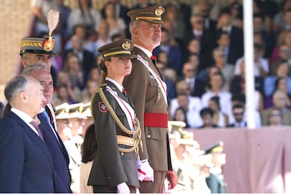 El Rey Felipe VI y la princesa Leonor durante nombramientos a los nuevos oficiales en la Academia General Militar, el 3 de julio de 2024