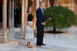 El incómodo momento de Letizia ante Felipe VI en el brindis de la cena de gala para líderes europeos