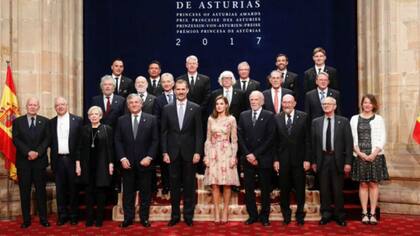 El Rey Felipe VI y los distinguidos por el Premio Princesa de Asturias, entre ellos, Les Luthiers