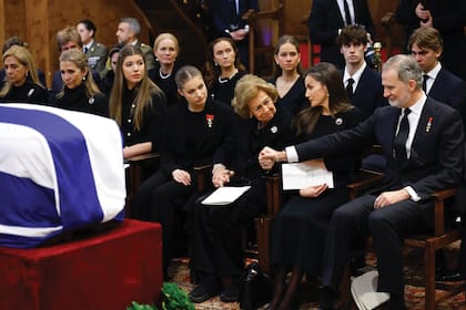 El rey Felipe y la princesa Leonor
consuelan a la reina Sofía, que se despide
de su hermana y gran confidente