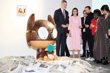 El rey Felipe y la reina Letizia, con un diseño rosa satinado de Moisés Nieto, frente a una obra del artista madrileño Edgar Plans.