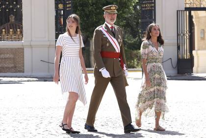 El Rey Felipe y la Reina Letizia, junto a la Infanta Sofía de camino al evento