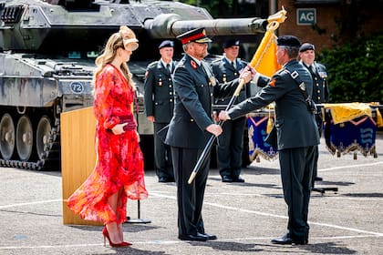 El rey Guillermo Alejandro entrega el nuevo estandarte al Regimiento de Húsares princesa Catalina-Amalia ante la atenta mirada de su hija.