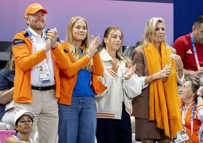 El rey Guillermo Alejandro, las princesas Amalia y Alexia y la reina Máxima durante el partido de vóley femenino de Países Bajos y Turquía (Foto: Instagram @queen.maxima)